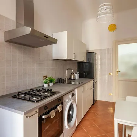 Guesthost - Roomy And Comfy In Apartamento Roma